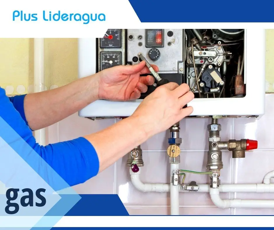 Plus Lideragua persona reparando tubería