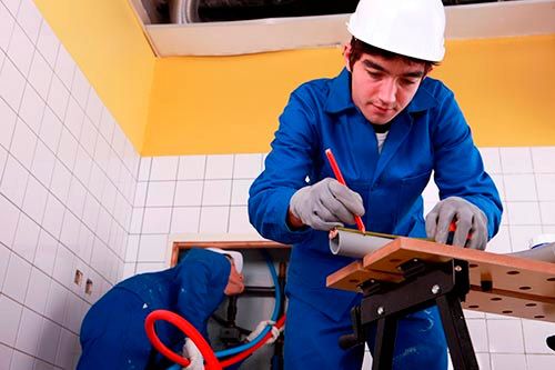 Plus Lideragua hombre reparando tubería